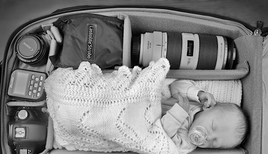 Los fotógrafos toman fotos de sus pequeños niños en bolsas de fotos