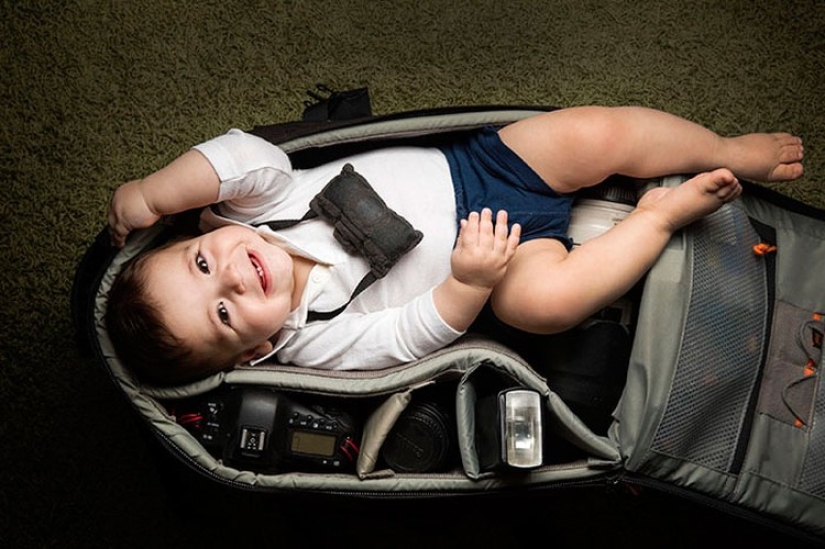 Los fotógrafos toman fotos de sus pequeños niños en bolsas de fotos