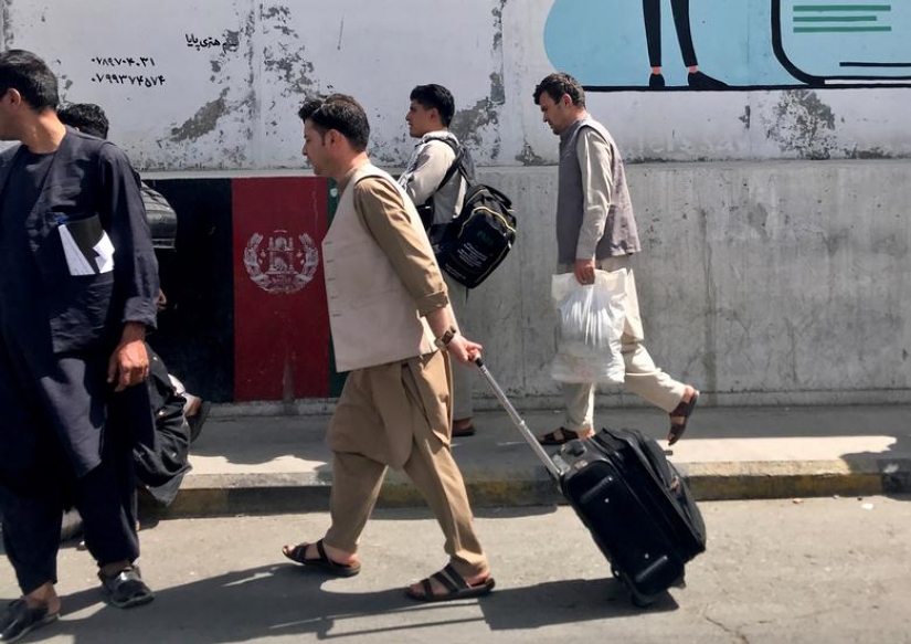 Los talibanes ingresan a la capital afgana después de una ofensiva relámpago