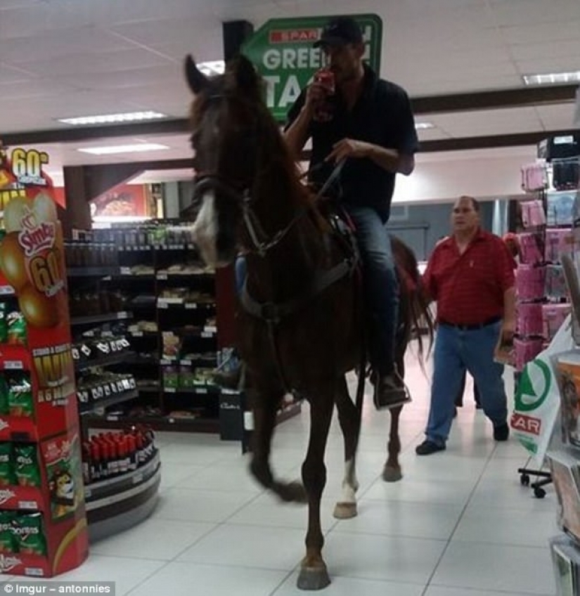 Los trajes excéntricos de los compradores comunes en los supermercados estadounidenses