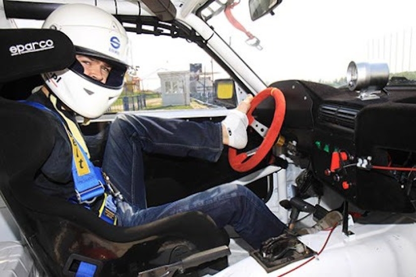 Lost limbs, but not self-confidence: a racing driver without hands entered the top ten drifters in the world