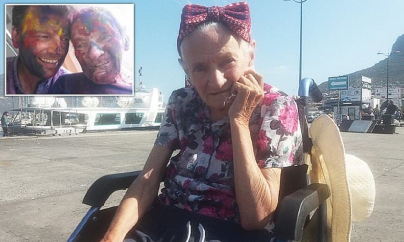 Loving son arranged a round-the-world trip for a mother with Alzheimer's disease