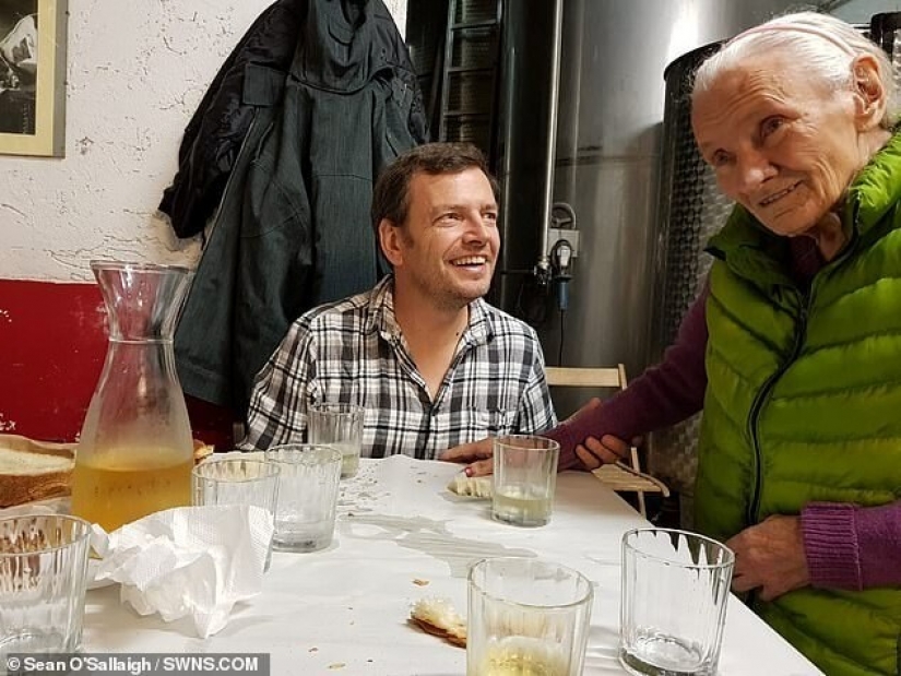 Loving son arranged a round-the-world trip for a mother with Alzheimer's disease