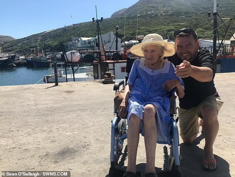 Loving son arranged a round-the-world trip for a mother with Alzheimer's disease