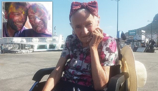 Loving son arranged a round-the-world trip for a mother with Alzheimer's disease