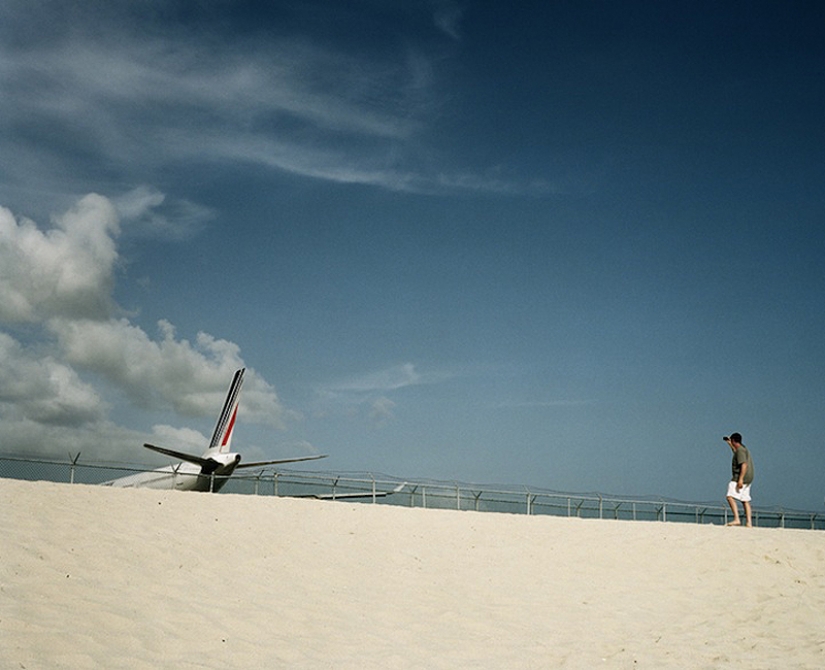 Maho beach: Extrema de descanso bajo el ala del avión