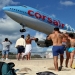 Maho beach: Extrema de descanso bajo el ala del avión