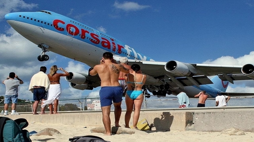 Maho beach: Extreme-rest under the wing of the plane