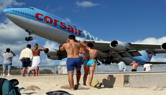 Maho beach: Extreme-rest under the wing of the plane