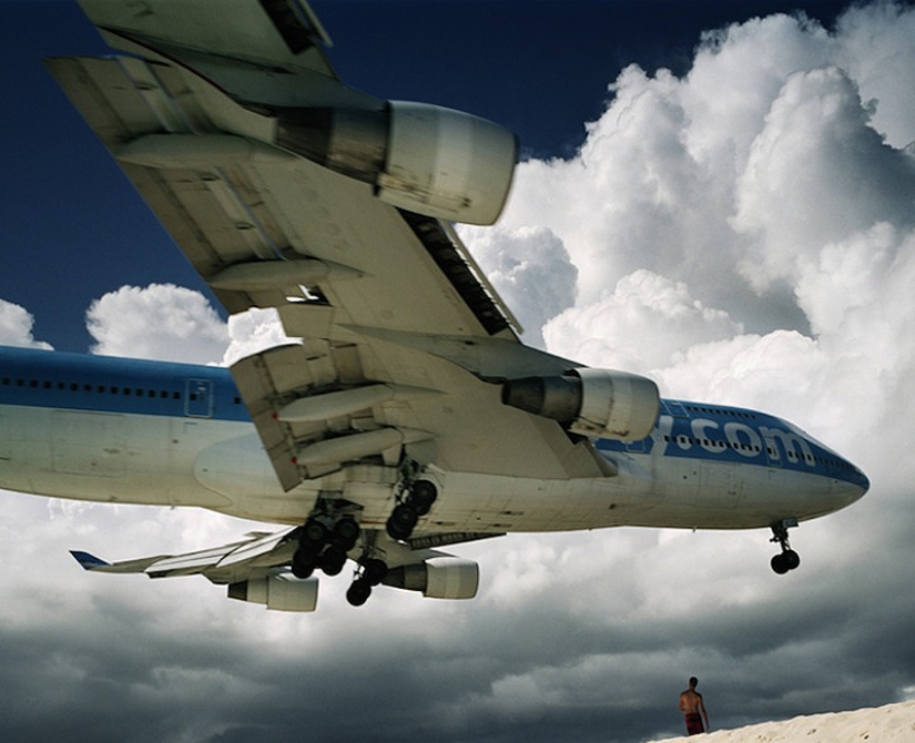 Maho beach: Extreme-rest under the wing of the plane