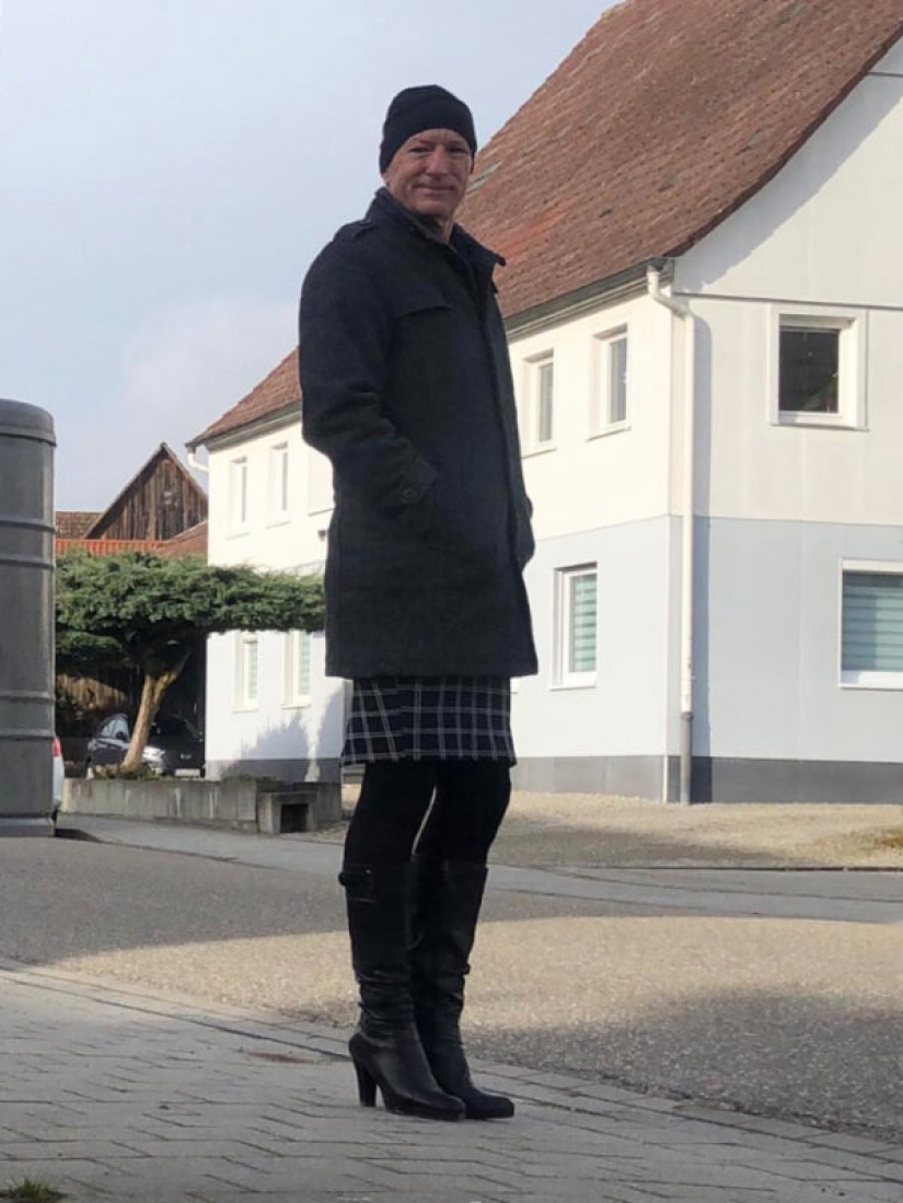 Mark on stilettos: a large engineer from Germany loves skirts and heels