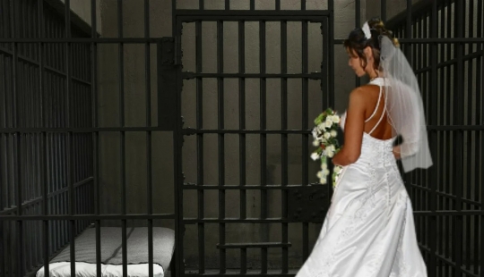 Marry the Beast: why the British decided to become the wife of the cruel killers of the USA