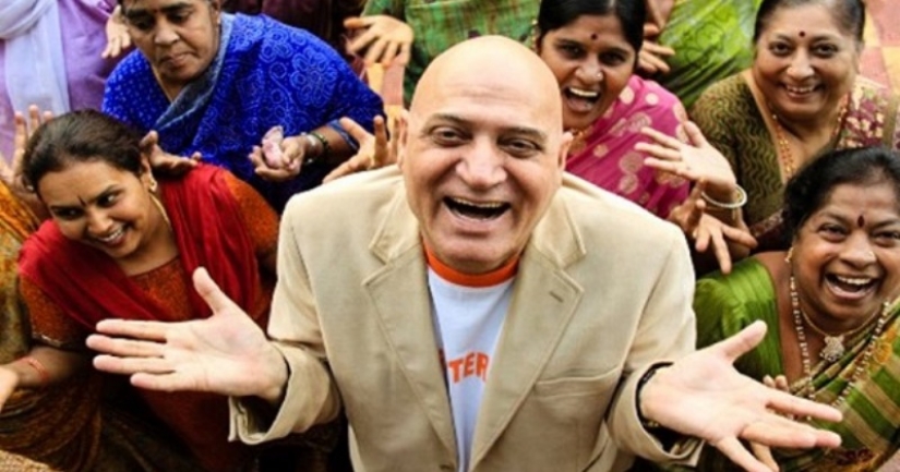 Médico de yoga indio ayuda a mejorar su salud y construir sus abdominales con la risa