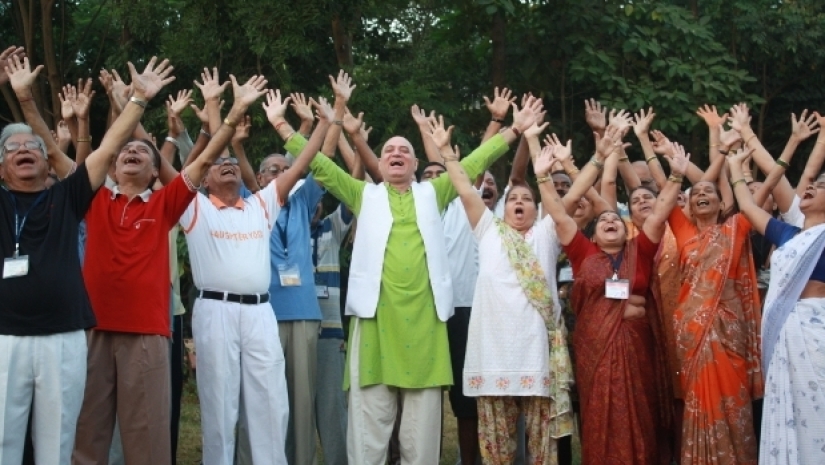 Médico de yoga indio ayuda a mejorar su salud y construir sus abdominales con la risa