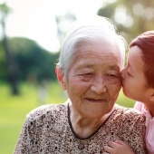 Mentir en nombre del amor: una mujer china engañó a su abuela durante 13 años para no romperle el corazón