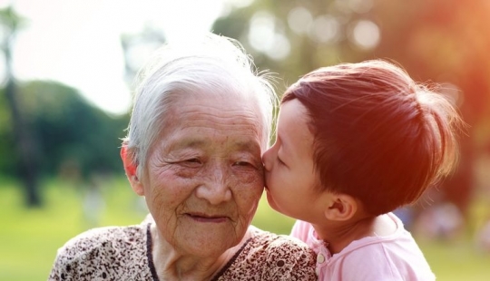 Mentir en nombre del amor: una mujer china engañó a su abuela durante 13 años para no romperle el corazón