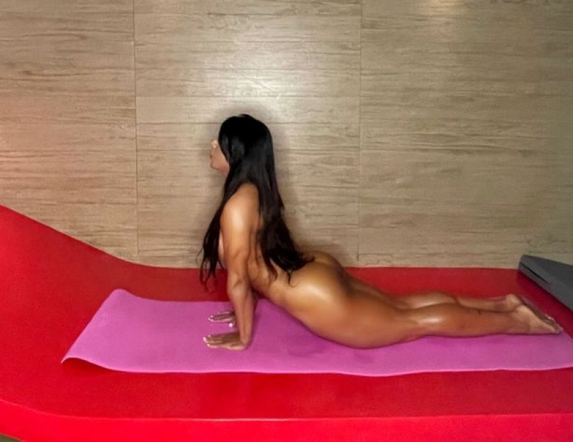 "Miss Boom Boom" Suzy Cortez lleva a cabo sesiones de yoga desnudo para aumentar la libido