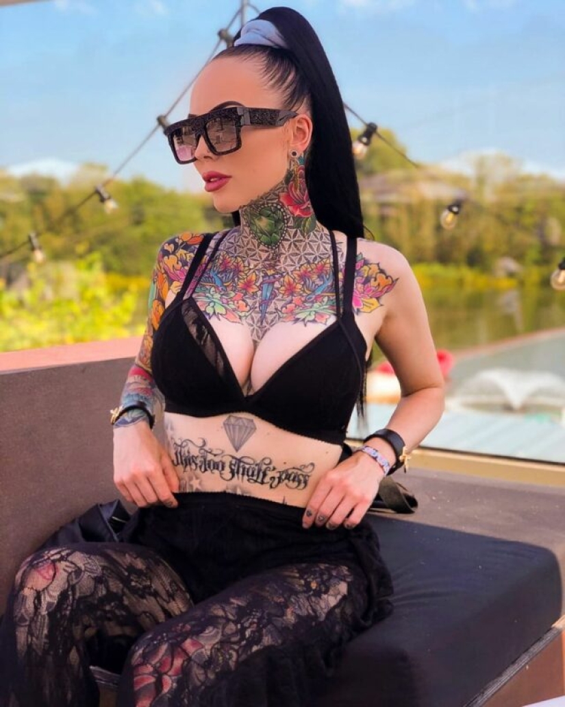 Modelo BDSM se cubrió con un tatuaje por 1,3 millones de rublos y no puede parar
