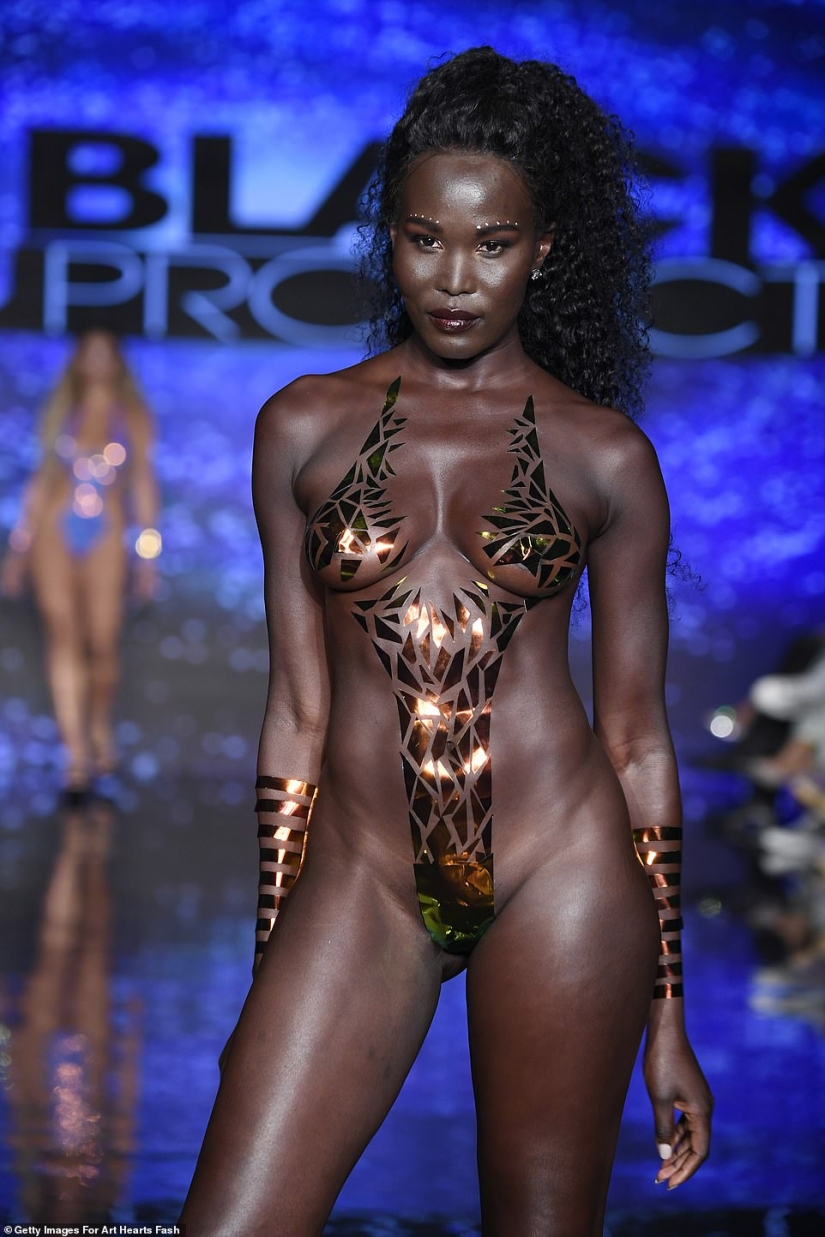 Modelos que adornan la pasarela en Miami Swim Week posan en bikinis de cinta