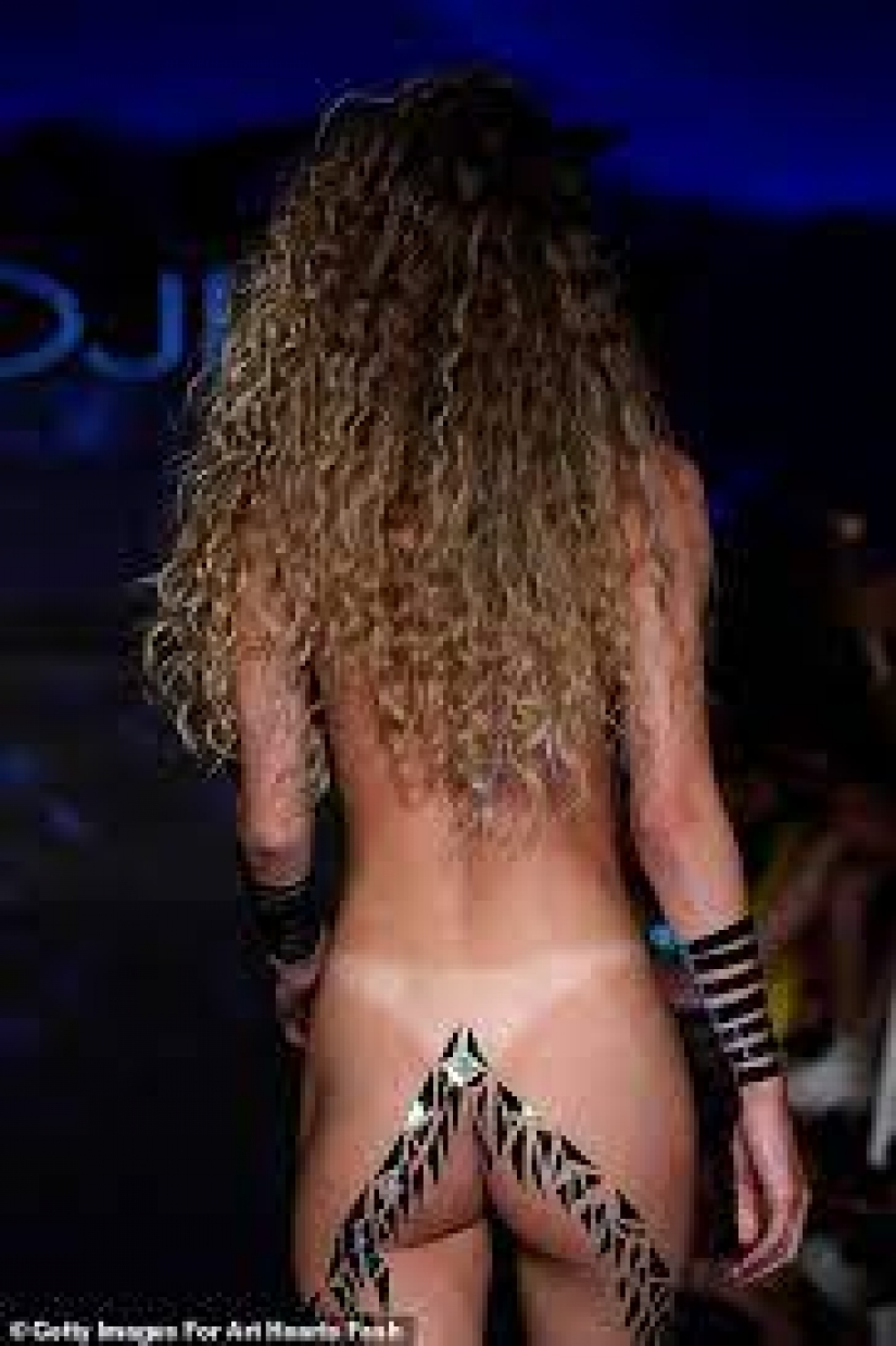 Modelos que adornan la pasarela en Miami Swim Week posan en bikinis de cinta