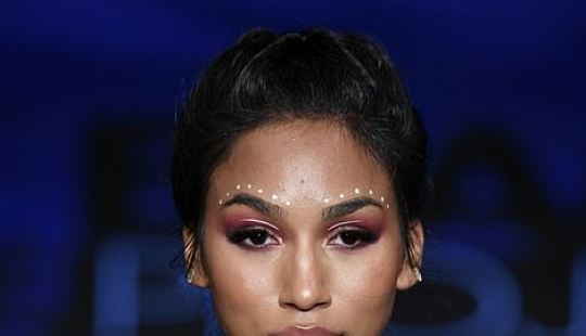 Modelos que adornan la pasarela en Miami Swim Week posan en bikinis de cinta Modelos que adornan la pasarela en Miami Swim Week posan en bikinis de cinta