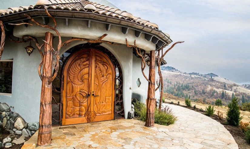 Modest at first glance, the house in Oregon looks like a wizard's palace inside