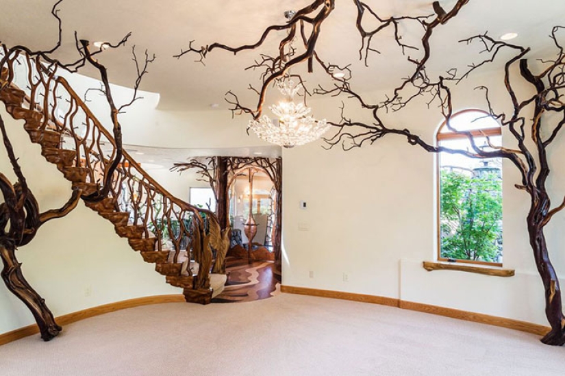 Modest at first glance, the house in Oregon looks like a wizard's palace inside