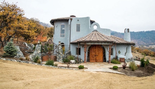 Modest at first glance, the house in Oregon looks like a wizard's palace inside