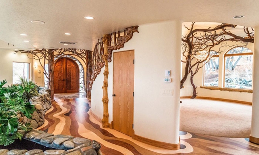 Modesta a primera vista, la casa en Oregón parece un palacio de magos en su interior