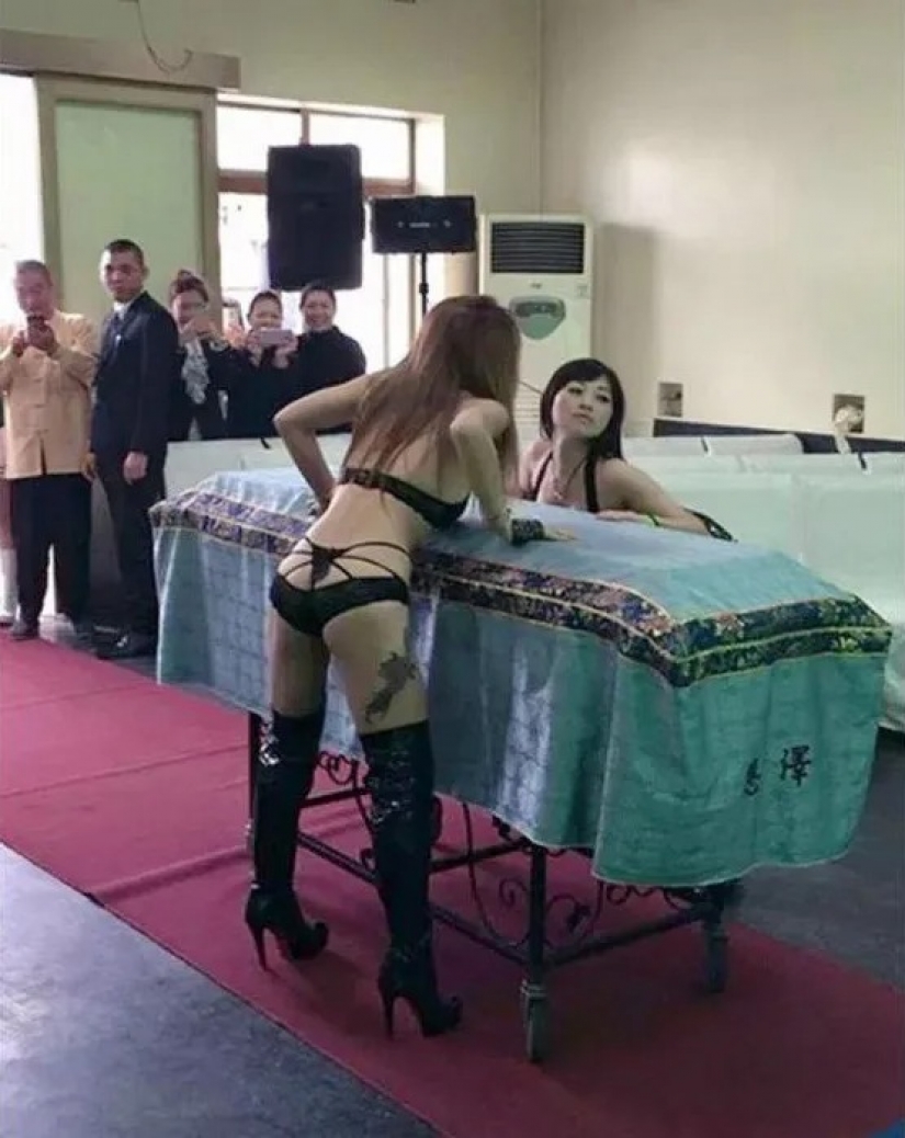 Morir, así que con la música: una extraña tradición de striptease en los funerales
