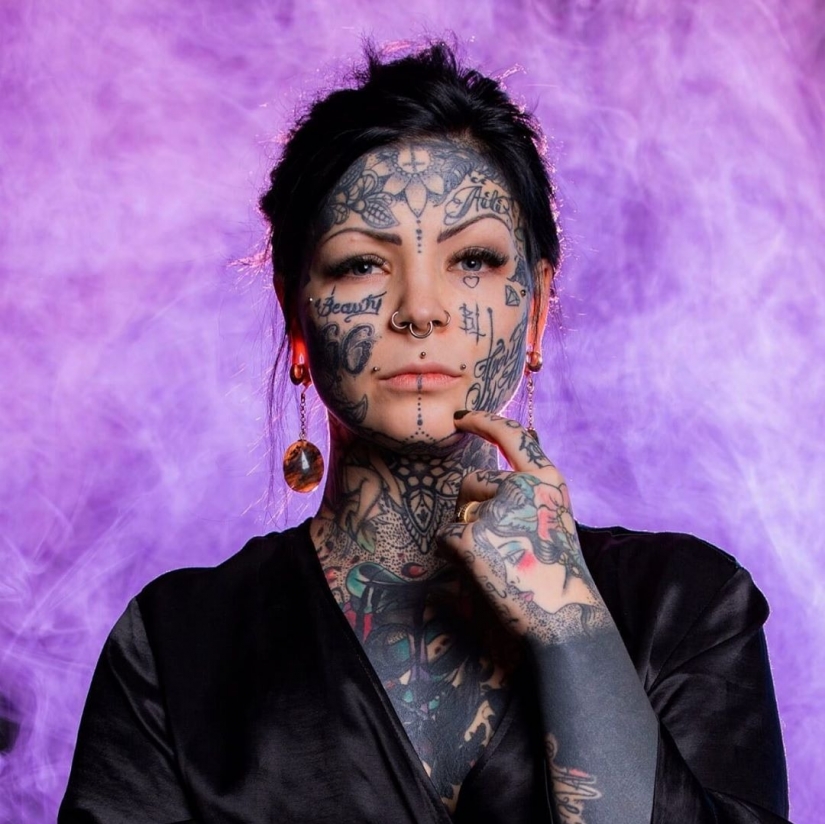 Mother of three from Finland impresses with tattoos and hot photos on social networks