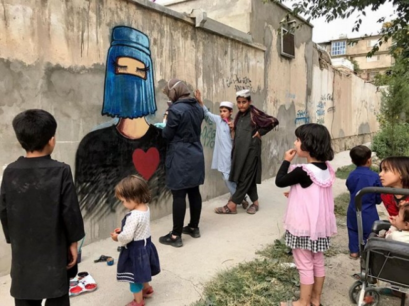 Mujeres y guerra: conmovedoras obras de la primera artista de graffiti afgana Shamsia Hassani