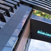 Nadar sobre el abismo: una piscina en uno de los rascacielos de Vancouver espera solo a los valientes