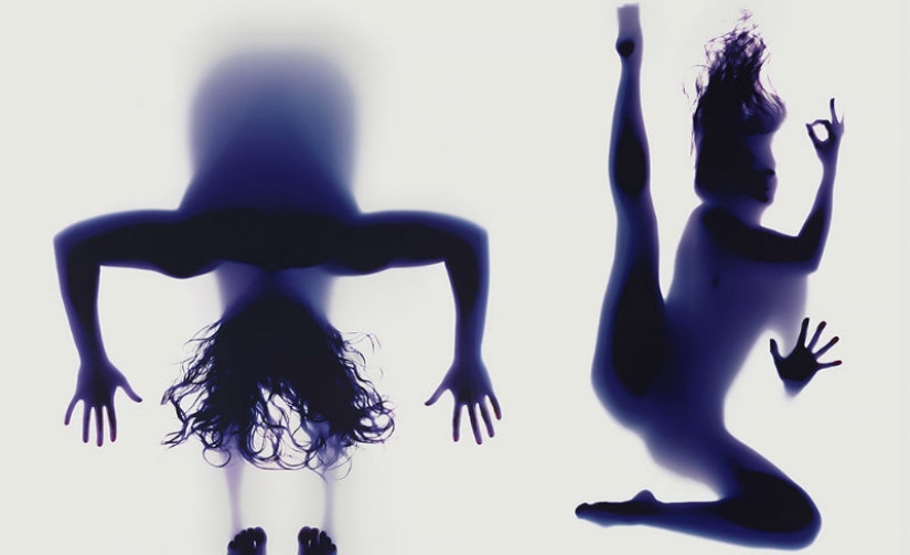 Naked yoga and no camera: the look of the classic asanas from the bottom