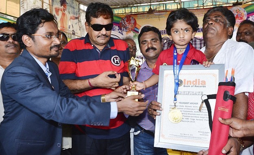 Niña india de 2 años estableció récord nacional en tiro con arco
