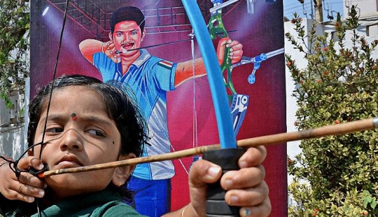 Niña india de 2 años estableció récord nacional en tiro con arco