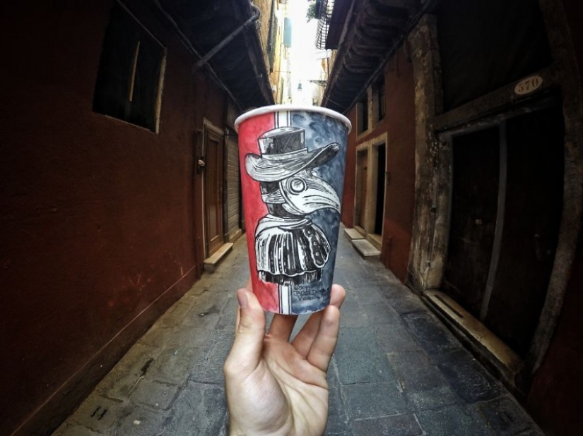 No hay arte sin un vaso: un viajero pinta tazas de café para ganarse la vida