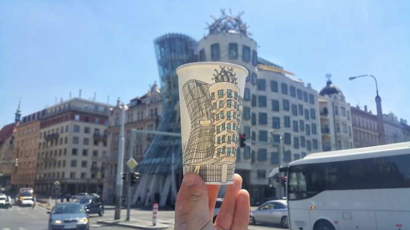 No hay arte sin un vaso: un viajero pinta tazas de café para ganarse la vida