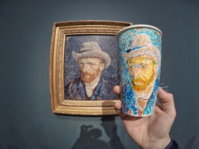 No hay arte sin un vaso: un viajero pinta tazas de café para ganarse la vida