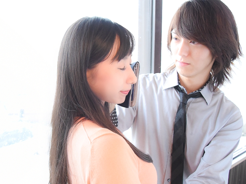 No woman no cry: Las mujeres japonesas ahora pueden contratar a un hombre que se enjugará las lágrimas en el trabajo