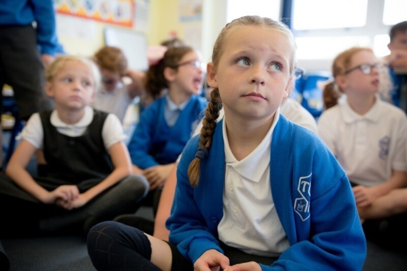 Non-child topics of LGBT and violence: "lessons about relationships" are introduced in a British primary school