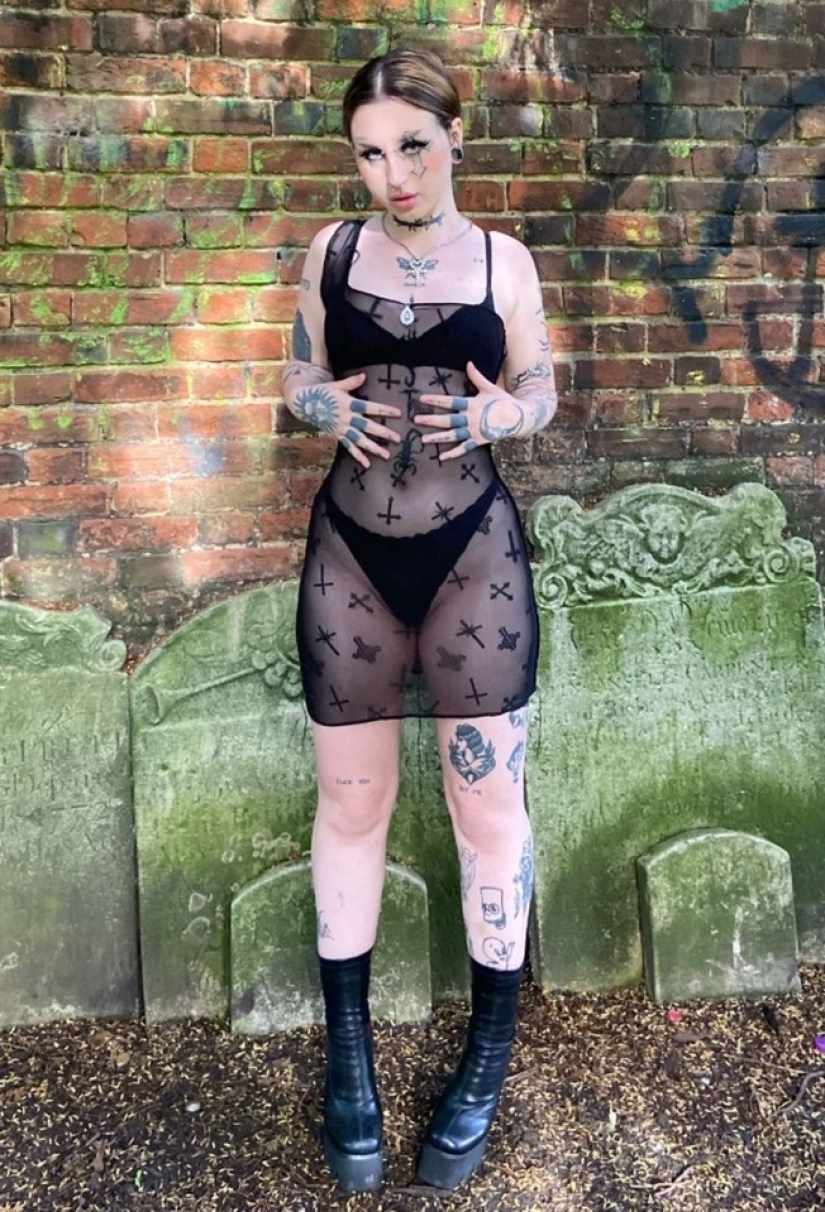 Not a prostitute, but the style is like this: trolls insult a young mother because of revealing outfits