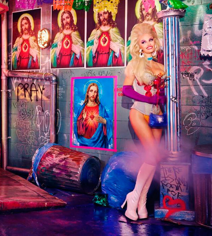 Pamela Anderson desnuda contra el fondo de iconos y pop Kardashian-fotos escandalosas de estrellas