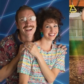 Para el 10 aniversario de su matrimonio, la pareja protagonizó una estúpida sesión de fotos al estilo de los años 80