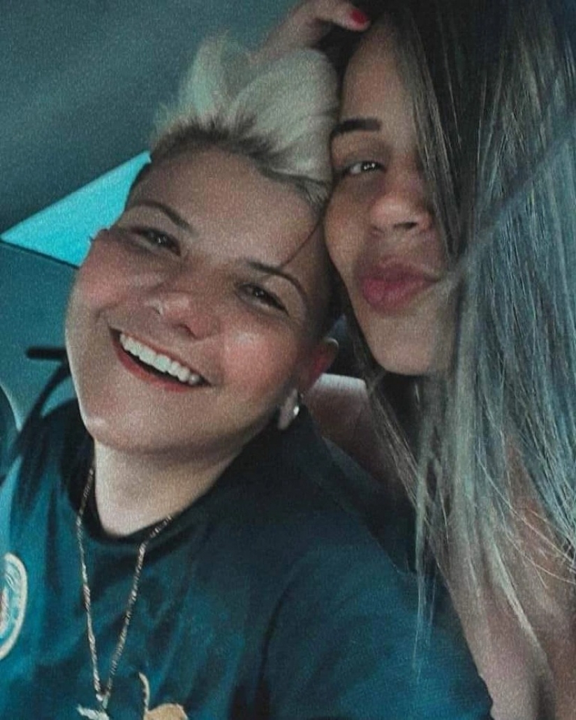 Pareja de lesbianas mató a un ex amante de uno de ellos y encendió su dinero en Instagram