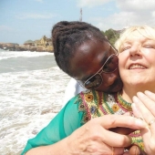 Pasiones africanas: cómo una mujer británica de 68 años se convirtió en víctima del engaño de un joven amante de Ghana