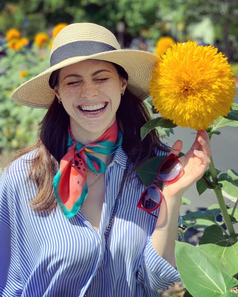 People who receive flowers frequently tend to be happier and smile more, according to a study