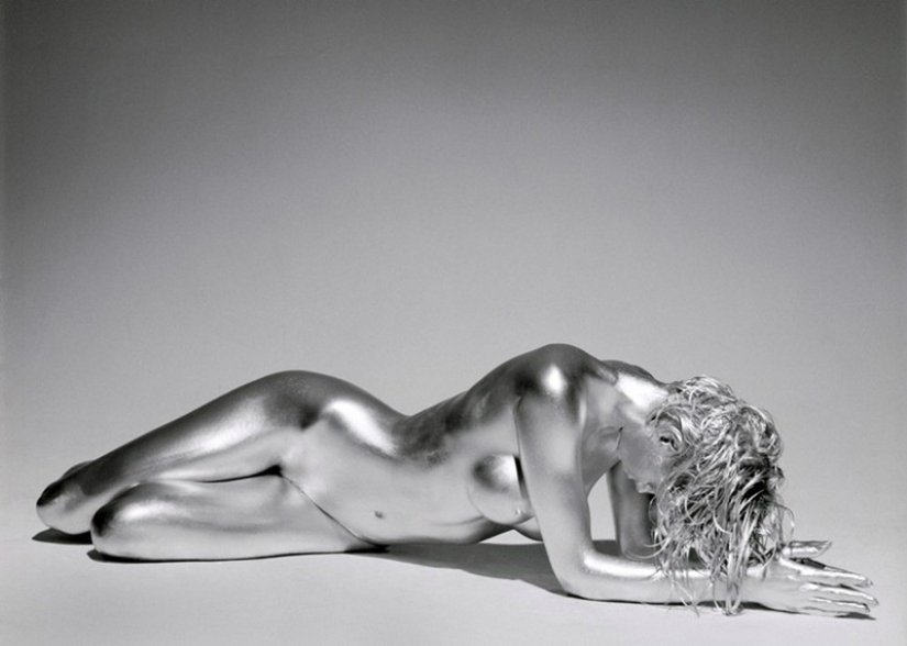 Photographer turns women into living sculptures