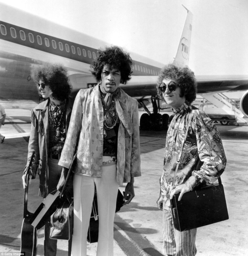 Pieles, cigarros y paparazzi: Cómo viajaban las celebridades en los años 70