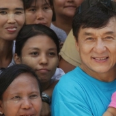 Por qué Jackie Chan legó la mitad de su fortuna a los pobres